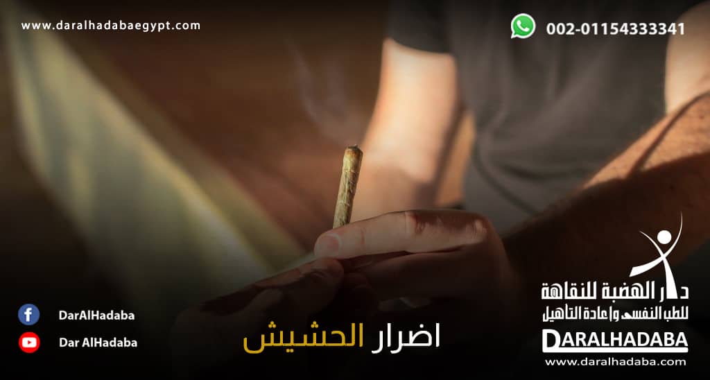 شابين يجلسان ويعطي واحد مهم الأخر سيجارة حشيش لونها بني متجاهلين اضرار الحشيش