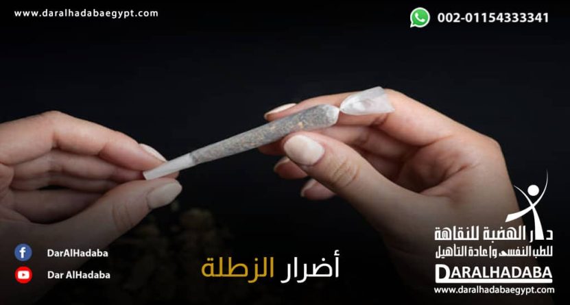 أبرز أضرار الزطلة شخص في يد سجارة مكونة من مخدر الزطلة ويُعاني من أضرار الزطلة